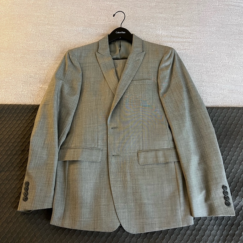 Calvin Klein Men’s Slim Fit 2-button light grey wool suit - 38R